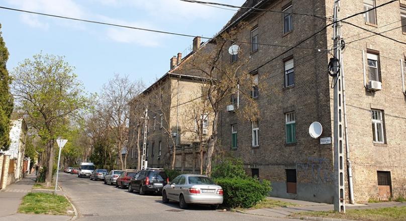 Newly renovated living room + 5 bedroom apartment with parking place