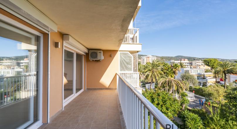 Palmanova. Apartment. With ocean view. Fully renovated. And only a few meters from the sea. 