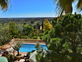 Well maintained. A mansion. Overlooking Cala Millor. Grown garden.