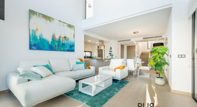 New villas. Very chic. Very high quality. And on foot at the port and on the beach.