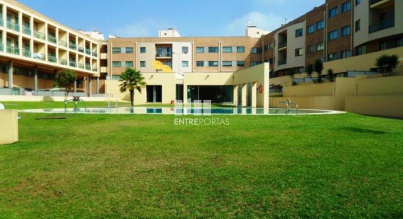 Excellent 2 + 1 bedroom apartment, with terrace, in gated community with pool