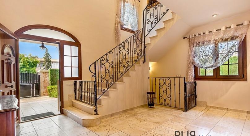 Villa. Holiday rental license. 5 bedrooms, 4 bathrooms, 520 sqm WFl., Euro 950,000, -