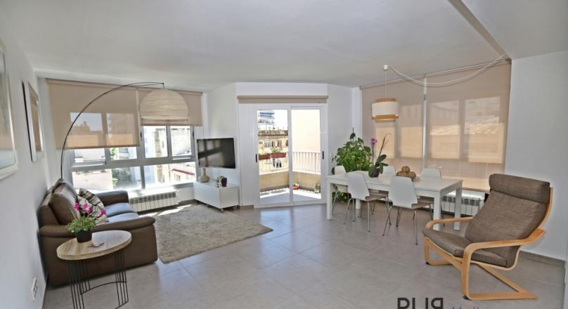 In the middle of the hip Santa Catalina. A completely renovated apartment with a small sea view.