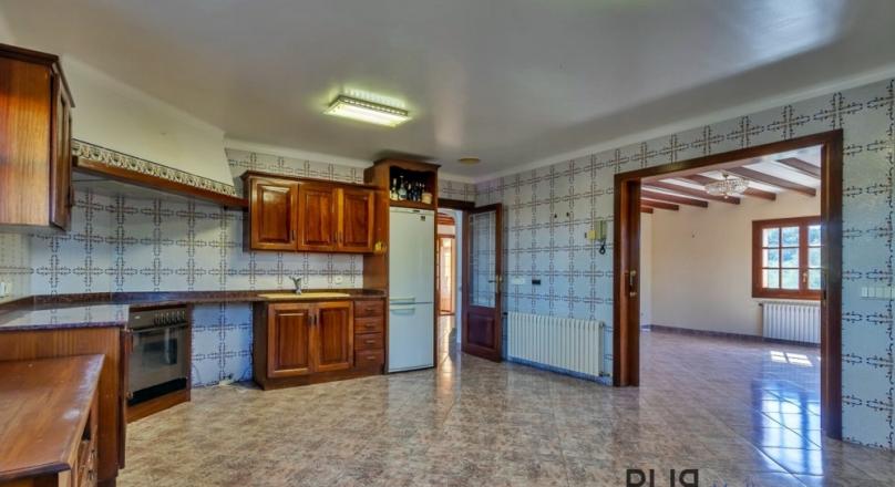 Las Palmeras. Near Llucmayor. Large villa with pool. Get out of your sleeping beauty.
