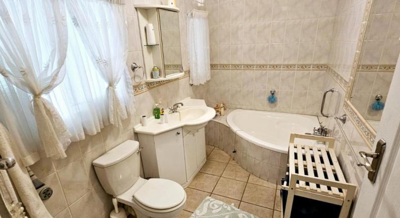 Stunning 5 Bedroom, 3 Bathroom Double Storey Family Home!!