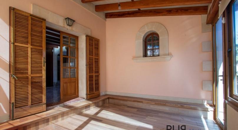 Las Palmeras. Near Llucmayor. Large villa with pool. Get out of your sleeping beauty.