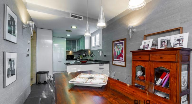 Palma. Old Town. In the middle. And not just there. Large apartment. Completely renovated.