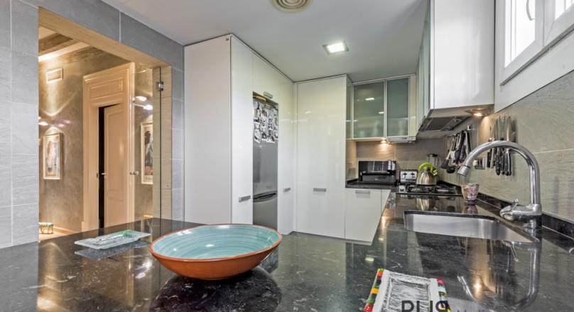 Palma. Old Town. In the middle. And not just there. Large apartment. Completely renovated.