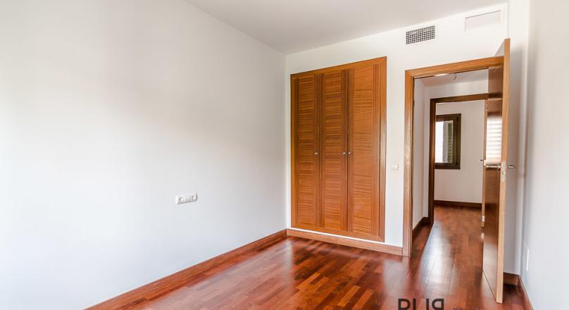 Santa Catalina. Apartment. Rehabilitated. With parking. With terrace.