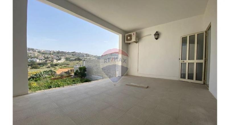 Bahar Ic-Caghaq - New on the market finds this large 3rd floor apartment.