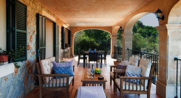 A mansion. In Valldemossa. In the exclusive residential area of the famous place.