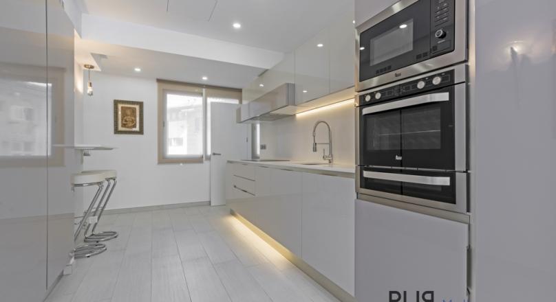 In the middle. Not only there. In the center of Palma. A chic apartment with plenty of space.