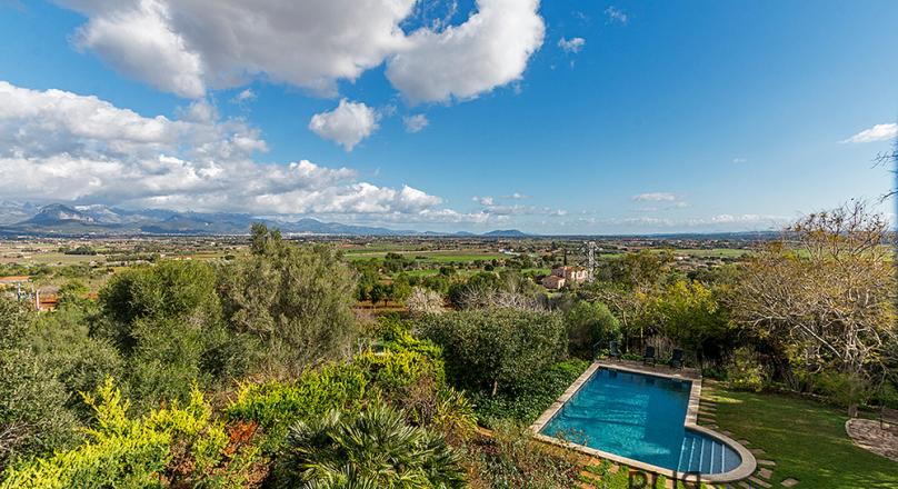 Really stately and sophisticated. With a lot of eyes. Finca only 20 minutes from Palma.