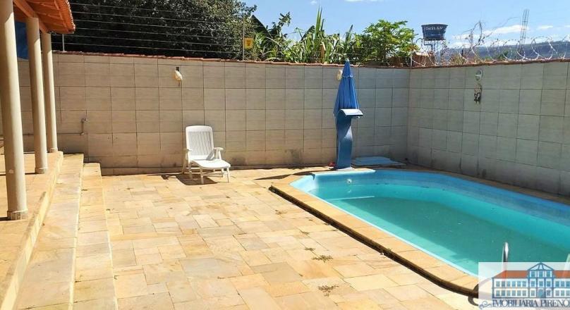 selling a house close to the avenue of restaurants, pizzerias, inns