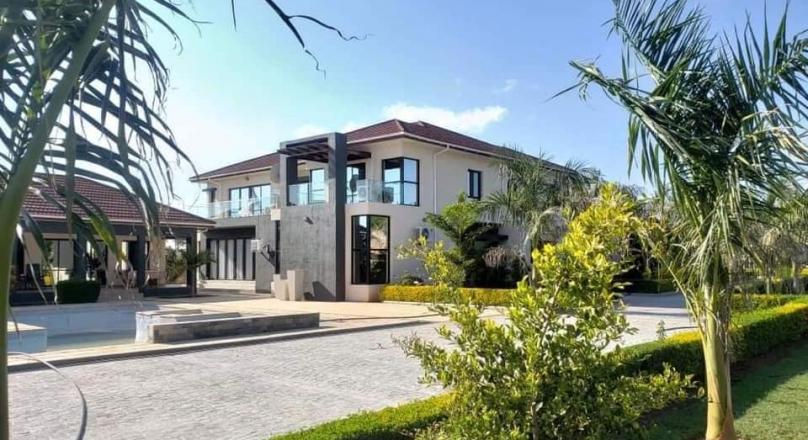 5 BEDROOMS STANDALONE WITH LARGE YARD AND POOL