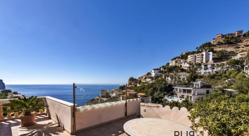 Penthouse in Port d'Andratx in small complex with great views.