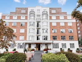 A bright, spacious first floor apartment which has been finished to a great standard