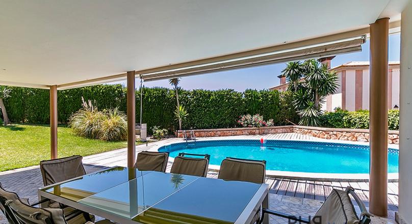 Villa. Very close to the pulse of the Capitale. And a view over the whole bay of Palma.