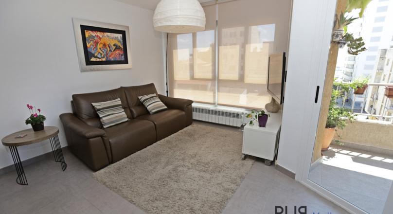 In the middle of the hip Santa Catalina. A completely renovated apartment with a small sea view.