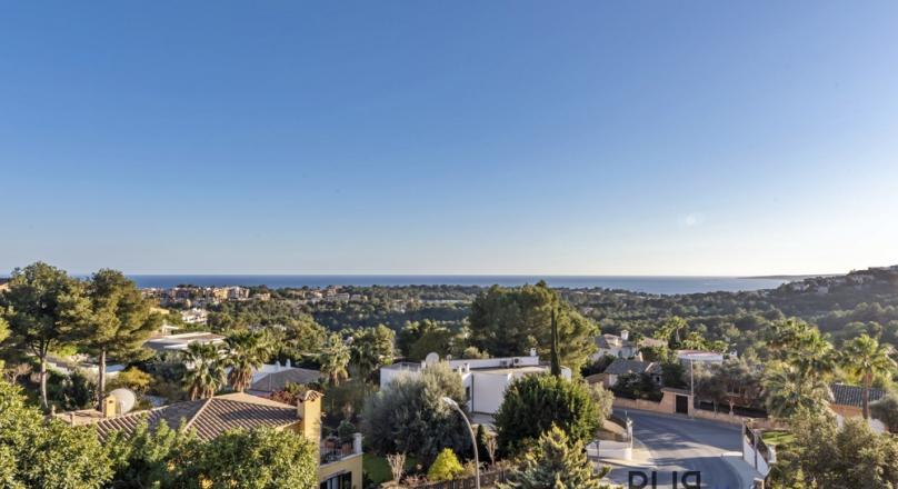 Bendinat. Right on the golf course. Apartment. With a sea view over the bay.