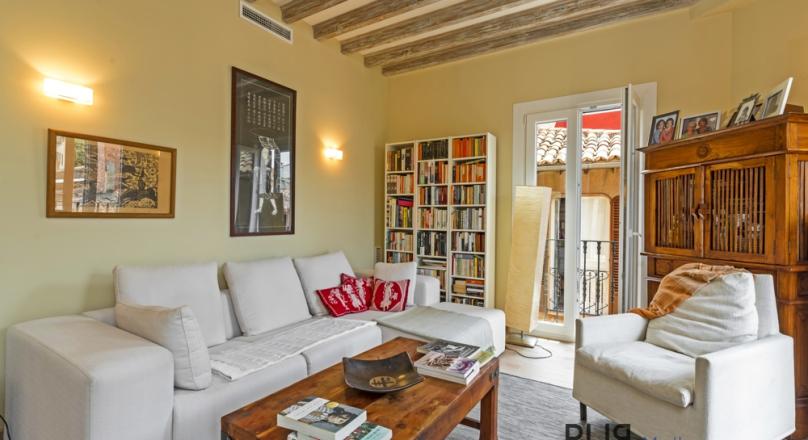 Palma. Old Town. In the middle. And not just there. Large apartment. Completely renovated.
