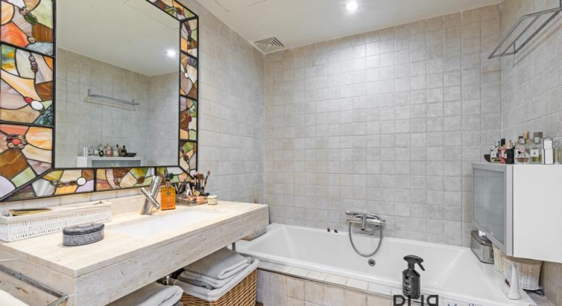 Palma. Old Town. In the middle. And not just there. Large apartment. Completely renovated.
