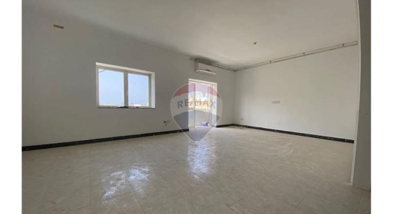 Bahar Ic-Caghaq - New on the market finds this large 3rd floor apartment.