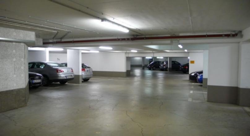 DÜSSELDORF. FOR RENT: Spacious 2 room apartment. Underground parking space. Elevator. Balcony...