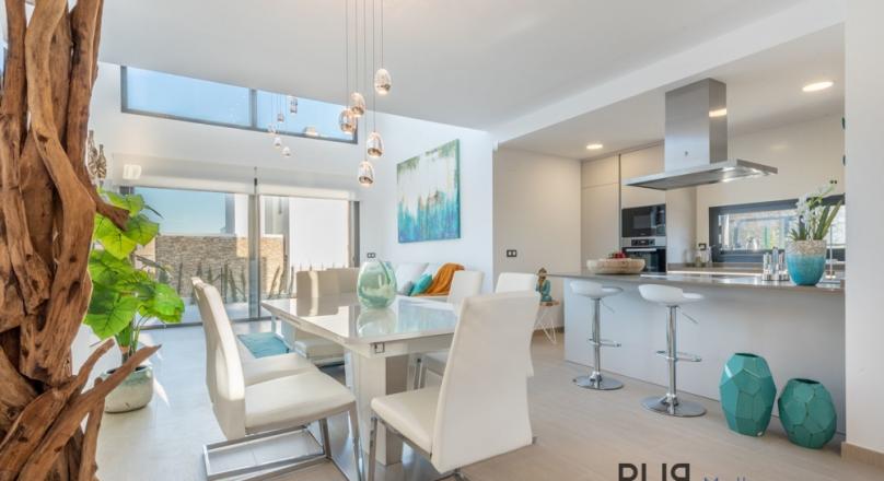 New villas. Very chic. Very high quality. And on foot at the port and on the beach.