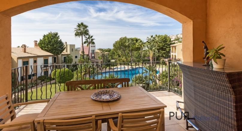Small plant. Large penthouse - apartment. A lot of privacy. Southwest exposure. Sea views.