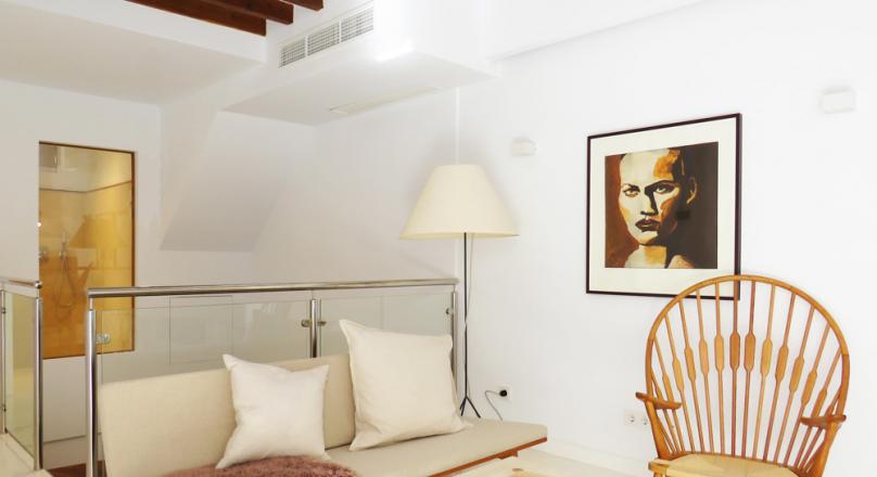 n the middle of the old town. A few minutes to the beach. Luxuriously renovated.