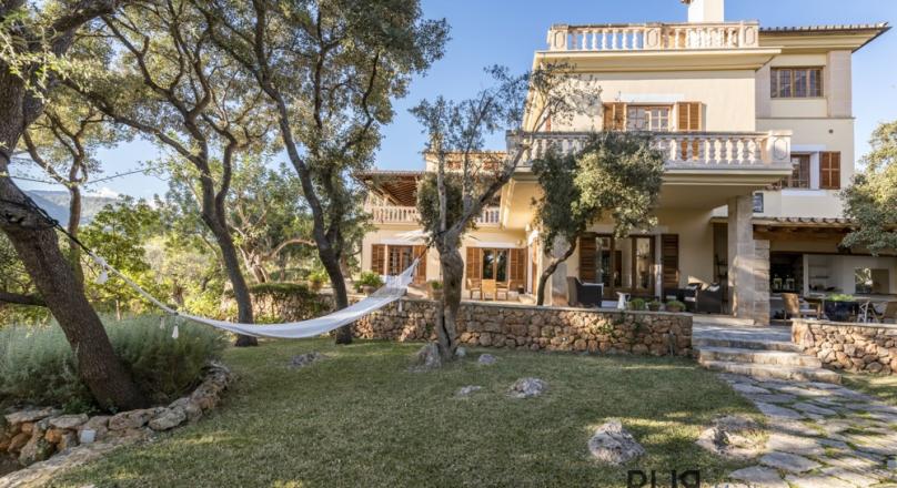 Mallorca PUR. A property. In Establiments. Something special. No. Much more.