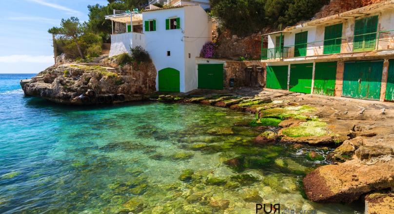 Cala d'Or. Ibiza in Majorca. All in white. And new apartments on the harbor. Moving in the summer.