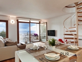 Penthouse over two floors. Jacuzzi on the roof. And a look. Just look for yourself.