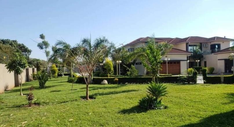 5 BEDROOMS STANDALONE WITH LARGE YARD AND POOL