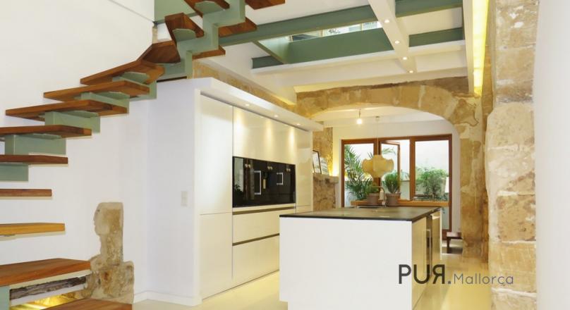 n the middle of the old town. A few minutes to the beach. Luxuriously renovated.