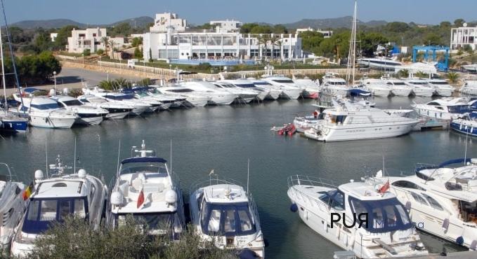 Cala d'Or. Ibiza in Majorca. All in white. And new apartments on the harbor. Moving in the summer.