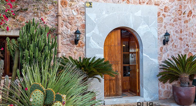 Really stately and sophisticated. With a lot of eyes. Finca only 20 minutes from Palma.