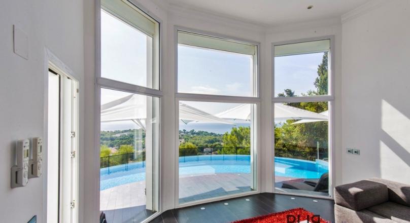 Bendinat. Simply a very good address. Modern villa with panoramic sea view.