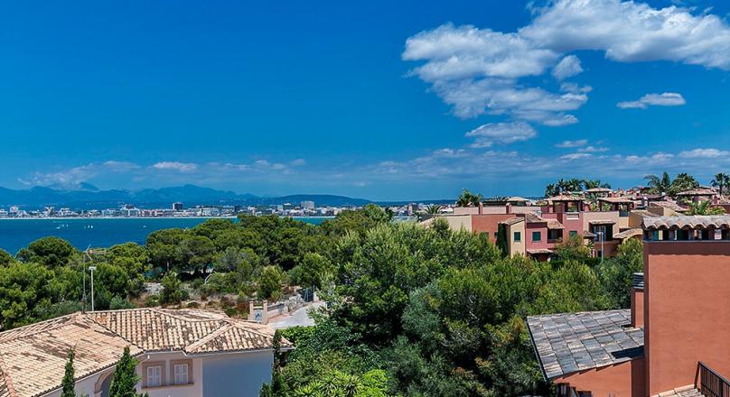 Villa. Very close to the pulse of the Capitale. And a view over the whole bay of Palma.