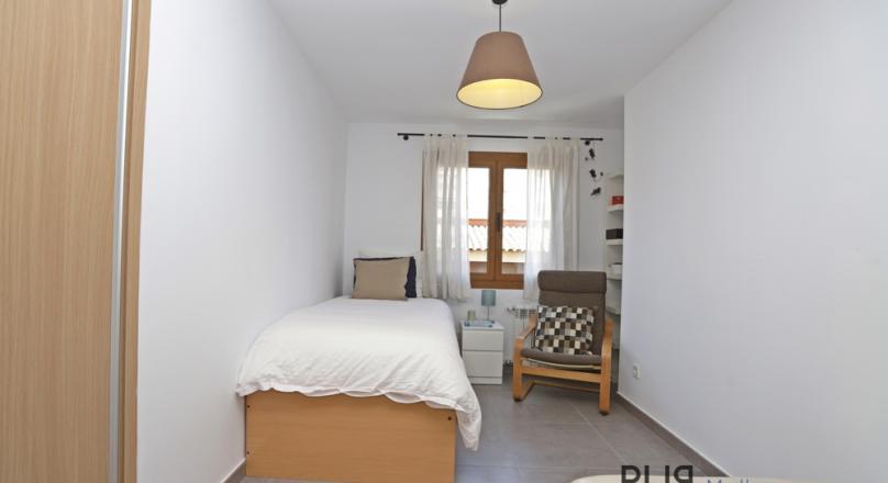 In the middle of the hip Santa Catalina. A completely renovated apartment with a small sea view.