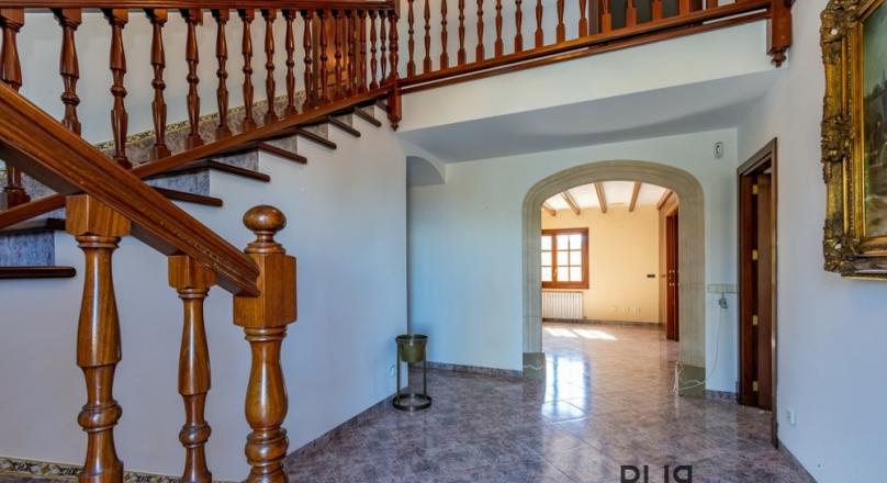 Las Palmeras. Near Llucmayor. Large villa with pool. Get out of your sleeping beauty.