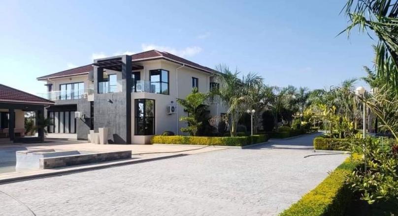 5 BEDROOMS STANDALONE WITH LARGE YARD AND POOL