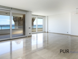 Right on the Paseo Maritimo. 1, sea line. Frontal harbor and sea views.
