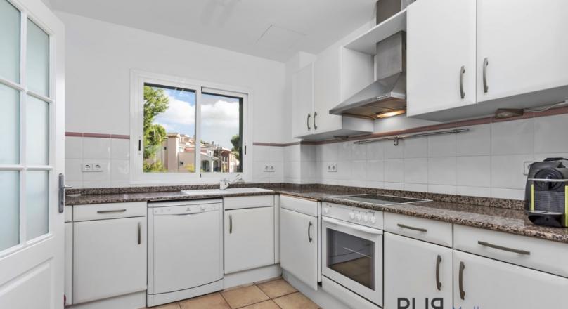 Small plant. Large penthouse - apartment. A lot of privacy. Southwest exposure. Sea views.