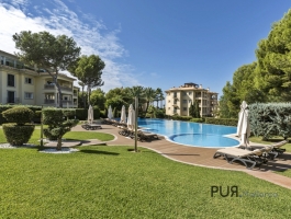 Large garden apartment. In luxurious facility. Contemporary equipment.