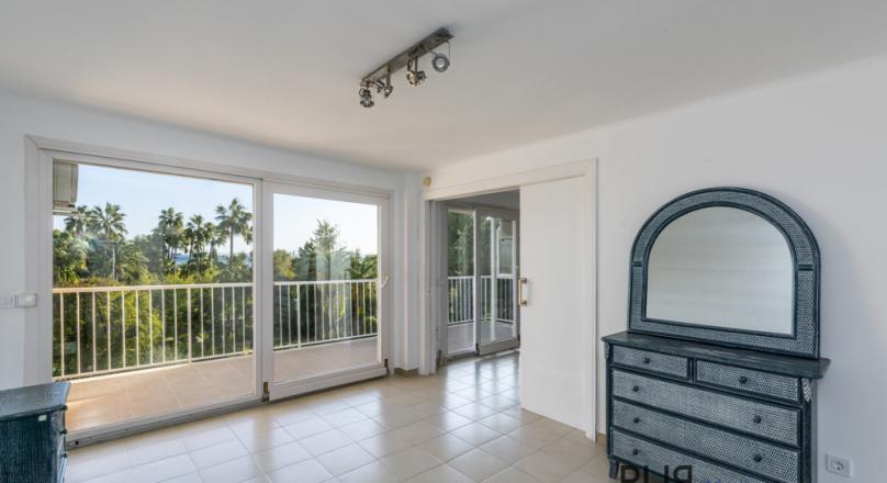 Palmanova. Apartment. With ocean view. Fully renovated. And only a few meters from the sea. 