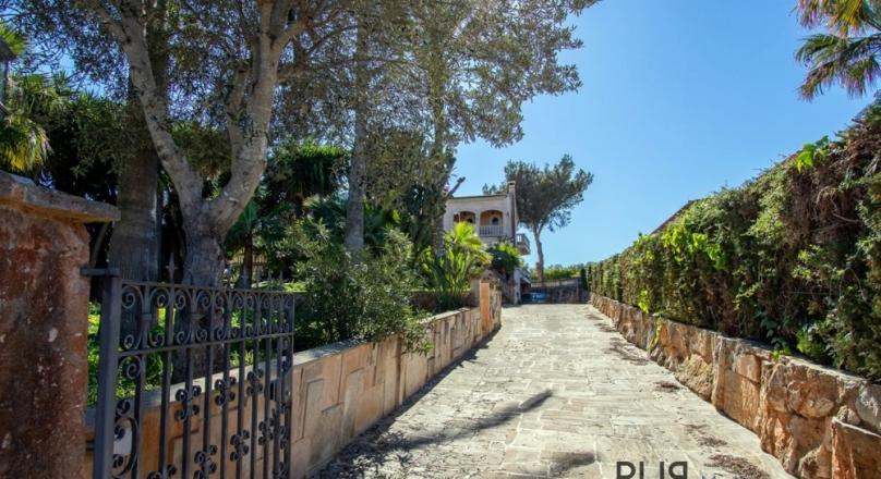 Las Palmeras. Near Llucmayor. Large villa with pool. Get out of your sleeping beauty.