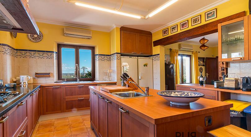 Really stately and sophisticated. With a lot of eyes. Finca only 20 minutes from Palma.