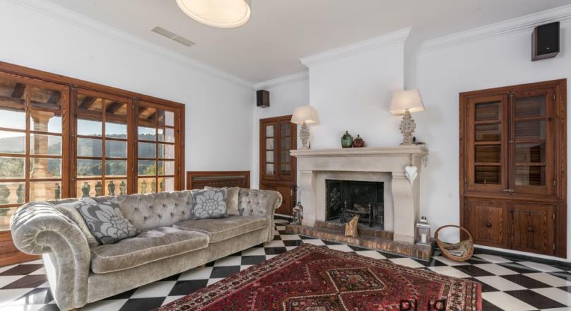 Mallorca PUR. A property. In Establiments. Something special. No. Much more.